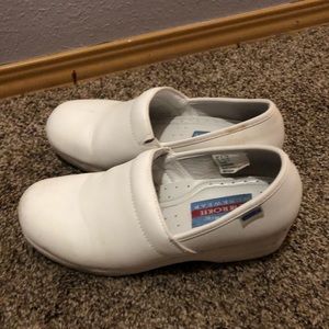 Cherokee brand nursing shoes, clogs